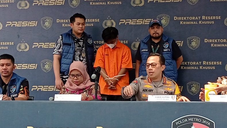 Tampang Pria Bekasi Penjual Video Porno Anak lewat Medsos, Tertunduk Lesu