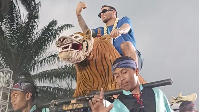 Unik Penyambutan Pemain Persib Bandung, Marc Klok Kegirangan Diarak Sisingaan