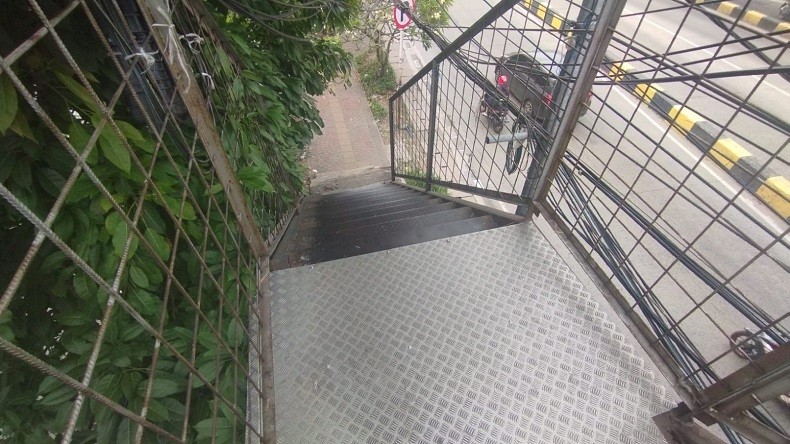 Viral Lantai JPO Kampung Bandan Jakut Bolong, Bina Marga Jakut Perbaiki