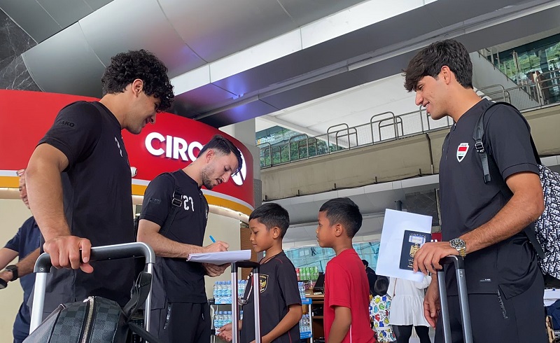 Timnas Irak Tiba di Soetta, Bocil serta Emak-Emak Minta Tanda Tangan dan Foto