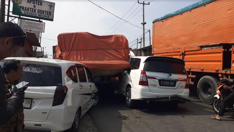 Kecelakaan di Cikukulu Sukabumi, 2 Mobil Ringsek Tertabrak Truk Tronton Gagal Nanjak