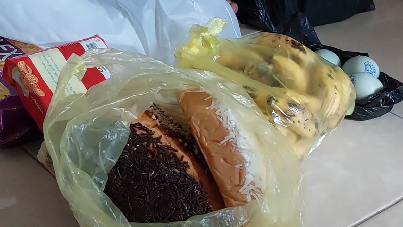 Ibu dan Adik Bawakan Makanan Kesukaan Pegi di Polda Jabar, Pisang hingga Telur Asin