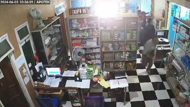 Terekam CCTV, Pria di Rejang Lebong Tusuk Suami Baru Mantan Istri hingga Tewas