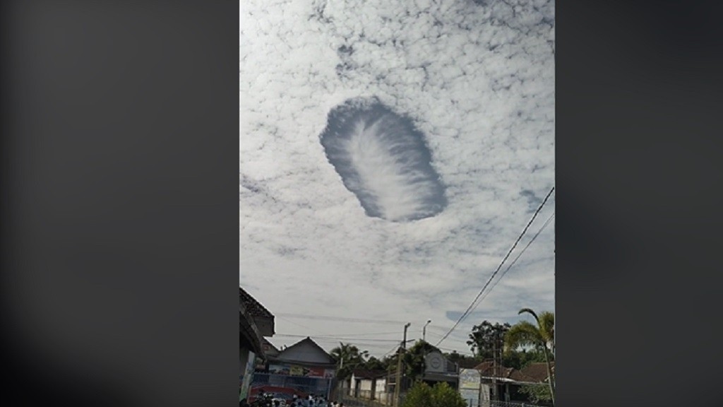 Viral Fenomena Awan Berbentuk Aneh di Langit Jember, Warganet: Kalau di Balik Kaya Kuburan 