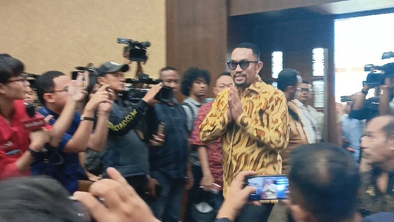 Penampakan Perdana Ahmad Sahroni Jadi Saksi di Sidang SYL