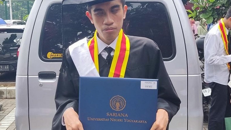 Kisah Inspiratif Bayu Aji, Mahasiswa Tunanetra Lulus Cumlaude IPK 3,83 di UNY