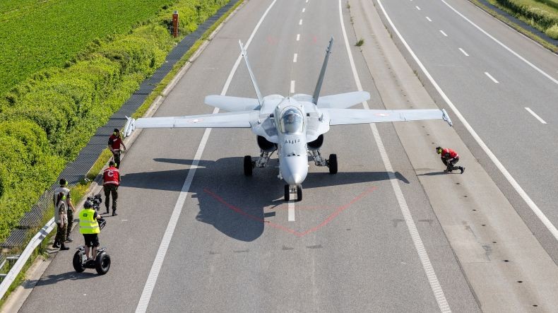 Jet-Jet Tempur F/A-18 Swiss Mendarat di Jalan Raya, Ada Apa?