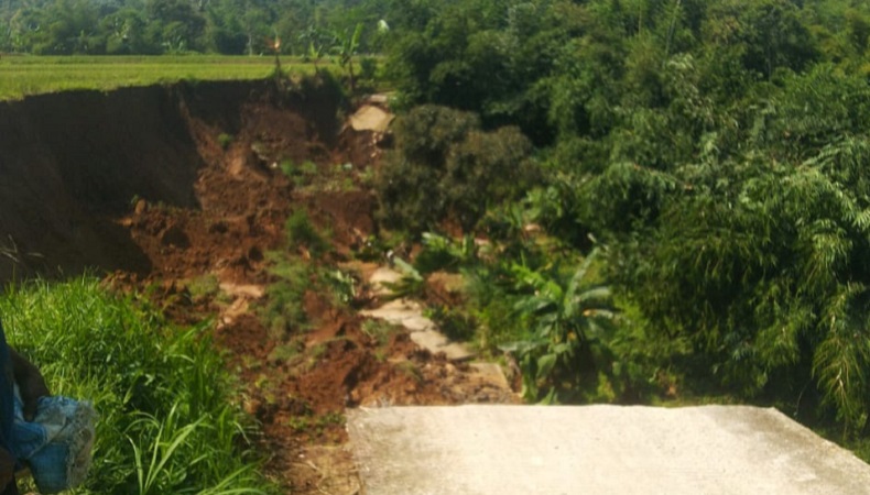 Tanah Longsor di Caringin Bogor, Jalan Akses Warga Terputus