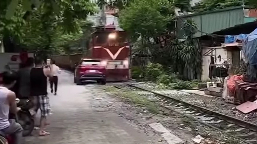 Viral Hyundai Creta Tertabrak Kereta akibat Parkir Sembarangan, Pengemudi Terpental