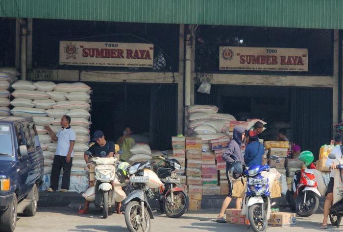 Duh! Pedagang Eceran Ngeluh Modal Belanja Naik Rp10 Juta gegara Harga Beras Tinggi