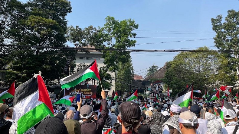Ribuan Warga Gelar Aksi Demo Bela Palestina di DPRD Jabar