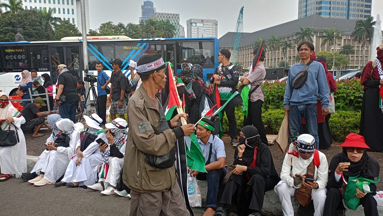Massa Aksi Bela Palestina Padati Patung Kuda, Polisi Alihkan Lalin