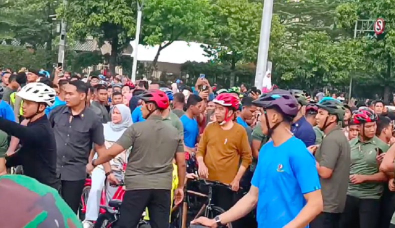 Momen Jokowi Bersama Iriana dan Jan Ethes Bersepeda di CFD Thamrin
