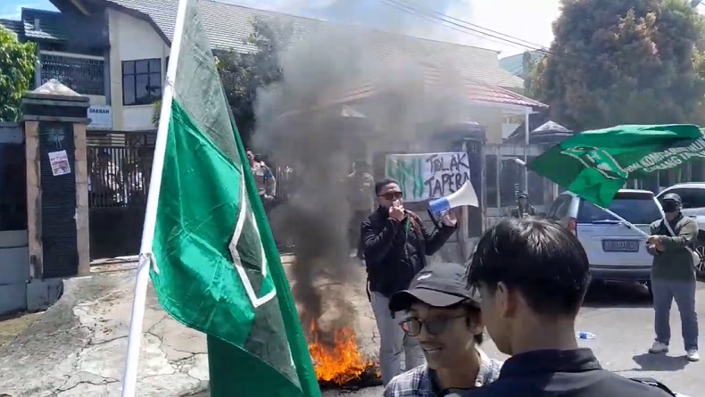Demo Tolak Tapera, HMI Bakar Ban di Depan Kantor DPRD Tarakan