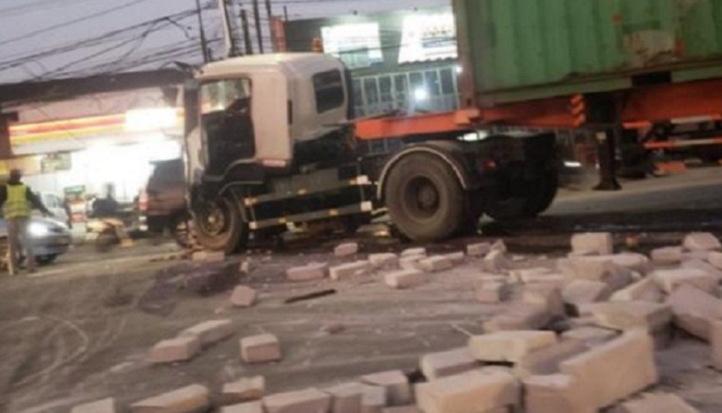 2 Truk Kecelakaan di Jalan Raya Transyogi Bogor, Muatan Bata Hebel Berserakan