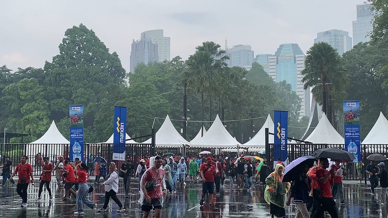 Hujan Guyur Senayan, Suporter Timnas Indonesia Antusias Berdatangan ke GBK