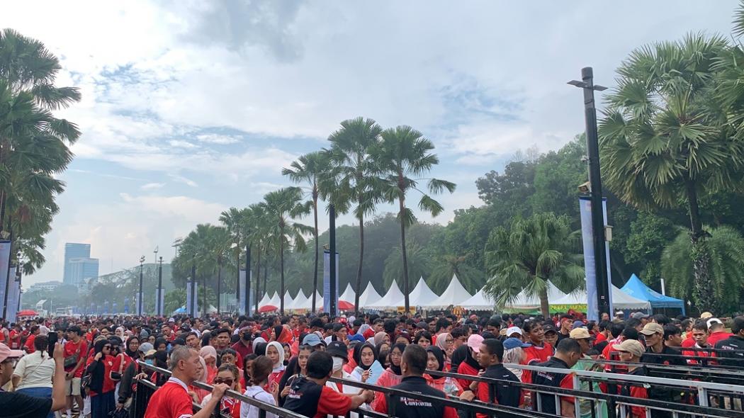 Keren! Suporter Timnas Indonesia Tertib Antre Meski GBK Diguyur Hujan