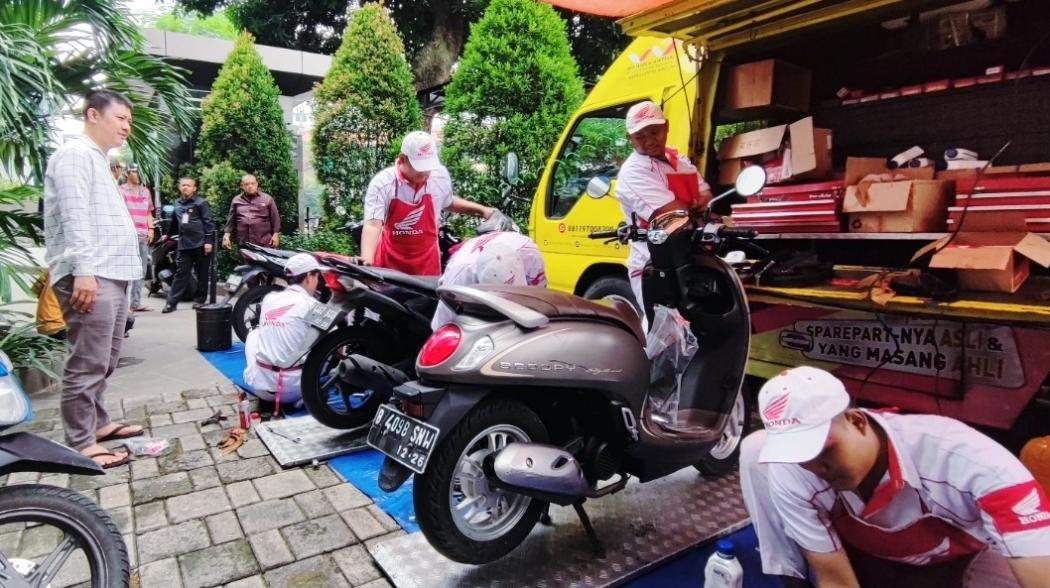 Servis Motor Keliling Wahana Sambangi Gedung Sindo, 50 Kendaraan Diservis