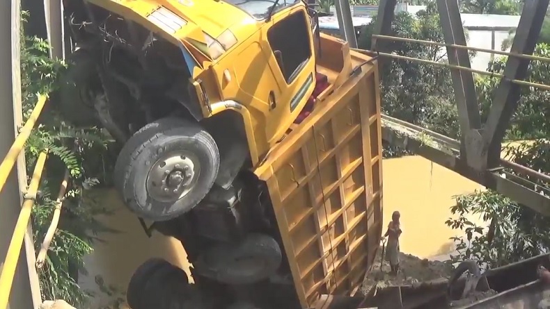 Jembatan di Langkat Jebol, Truk Penuh Muatan Pasir Terjungkal ke Sungai