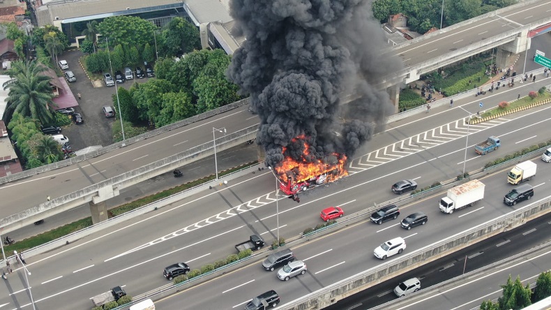 Kebakaran Bus Bawa 54 Orang di Tol Arah Tanjung Priok, Bermula Pecah Ban