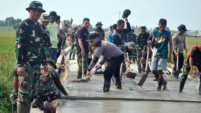 TNI Bangun Jalan 1 Km Lebih Lewat Program TMMD di Kosambi, Penantian Warga selama 50 Tahun