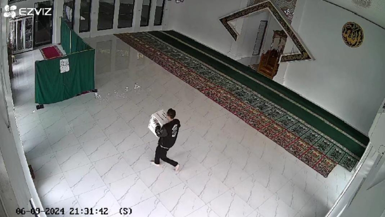 Aksi Pencurian Kotak Amal  Masjid di Bangka Barat Terekam CCTV, Ini Ciri-ciri Pelaku