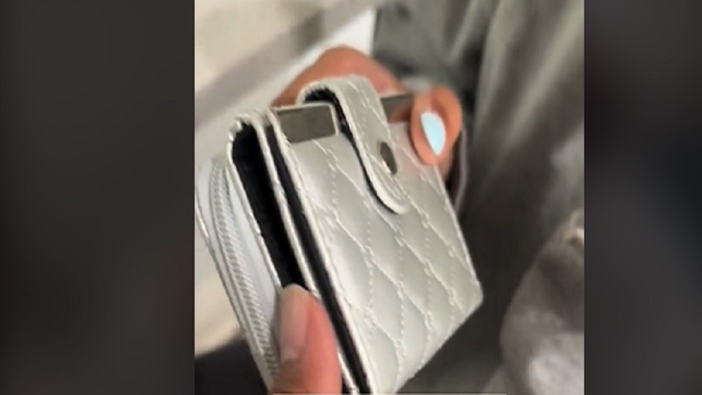 Gak sampai Rp100 Ribu, Harga Dompet Uya Kuya Jadi Sorotan Warganet: Yang Penting Isinya