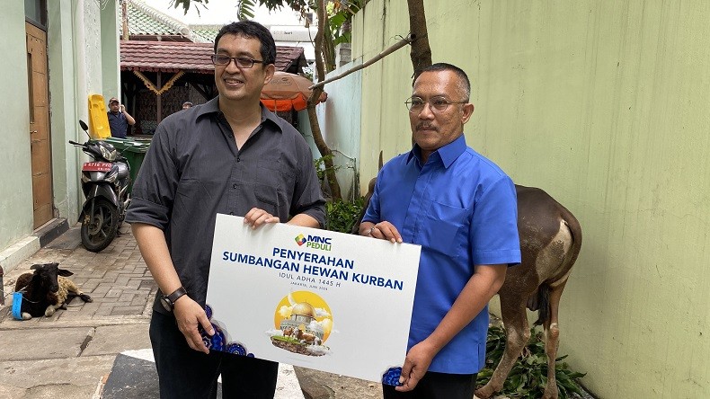 MNC Peduli Serahkan Satu Ekor Sapi, Camat Menteng Apresiasi