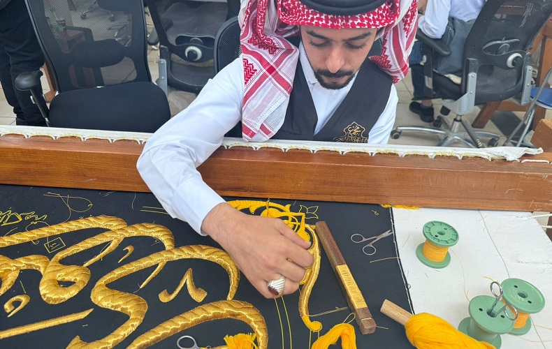 Melihat Pembuatan Kiswah, Kain Penutup Kakbah yang Disulam dengan 120 Kg Emas 