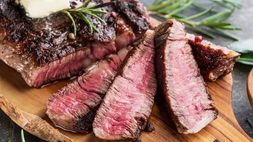 3 Cara Memotong Daging Sapi yang Benar agar Tekstur Empuk dan Hasilnya Lezat!
