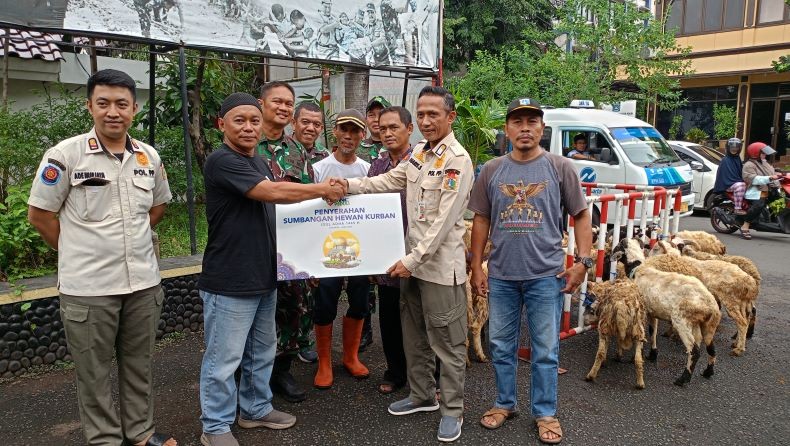 MNC Peduli Bagikan Hewan Kurban di Jakbar, Warga: Terima Kasih Banyak