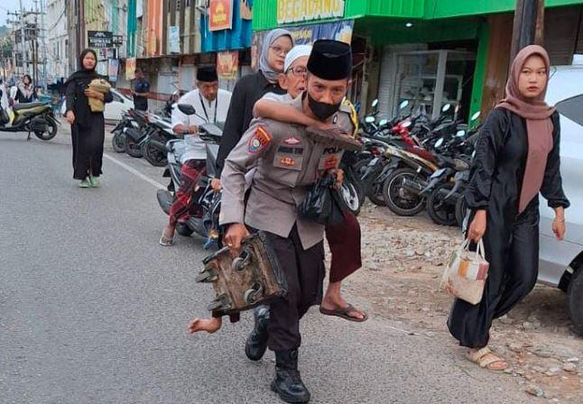 Aksi Heroik Polisi di Bandarlampung Gendong Kakek Disabilitas ke Tempat Sholat Id