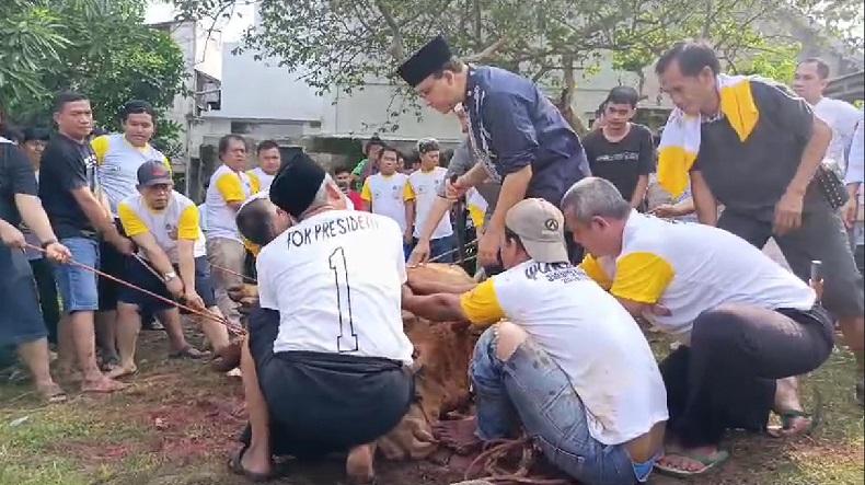 Anies Baswedan Sembelih Sapi Kurban Sendiri di Masjid Babul Khoirot Jaksel
