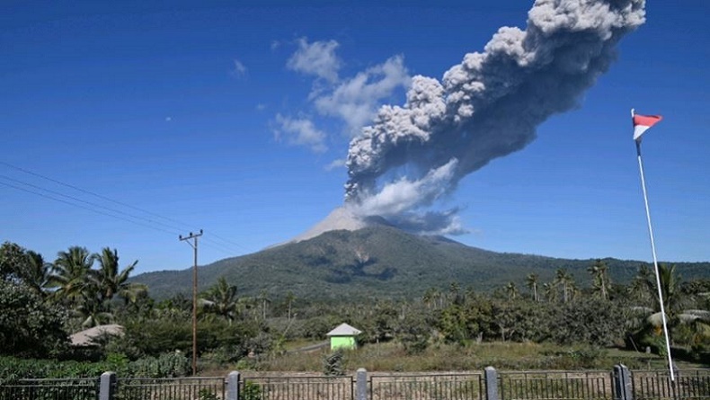 Gunung Lewotobi Laki-Laki di NTT Erupsi, Kolom Abu Setinggi 700 Meter dari Puncak