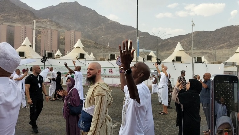 Momen Hujan Guyur Mina, Jemaah Haji Langsung Khusyuk Panjatkan Doa
