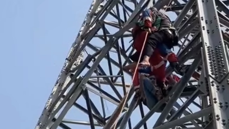 Driver Ojol Hendak Loncat dari Tiang Sutet di Bekasi, Diduga Stres Masalah Ekonomi