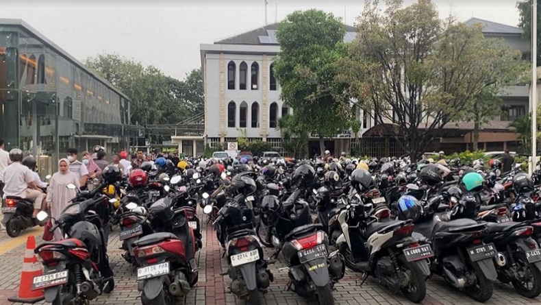 Salat Idul Adha di Masjid Istiqlal, Parkiran Gereja Katedral Dipenuhi Kendaraan Jemaah