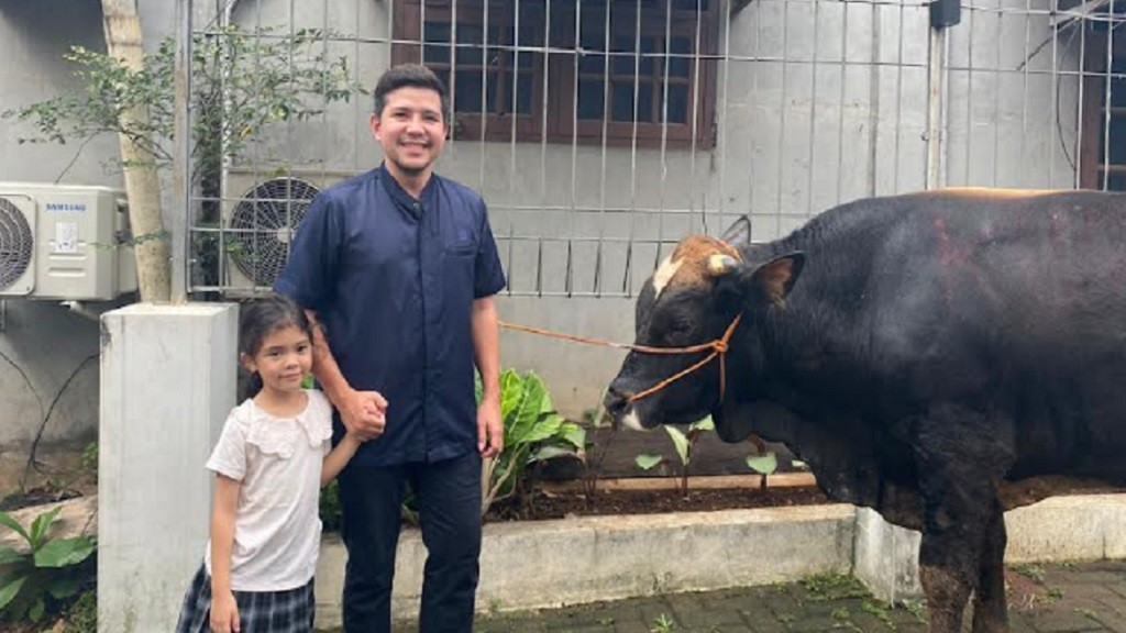  Haykal Kamil Sembelih Sapi Kurban Sendiri untuk Pertama Kali