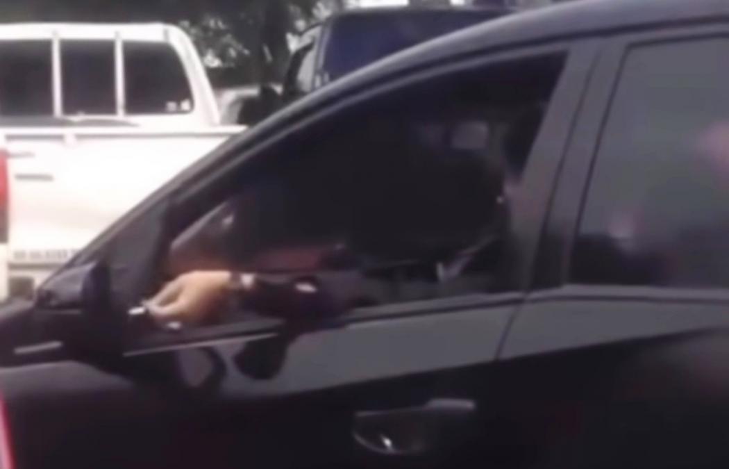 Viral Pengendara Mobil Asyik Merokok saat Antre Isi Bensin, Netizen Geram: Siram Pakai Ember!