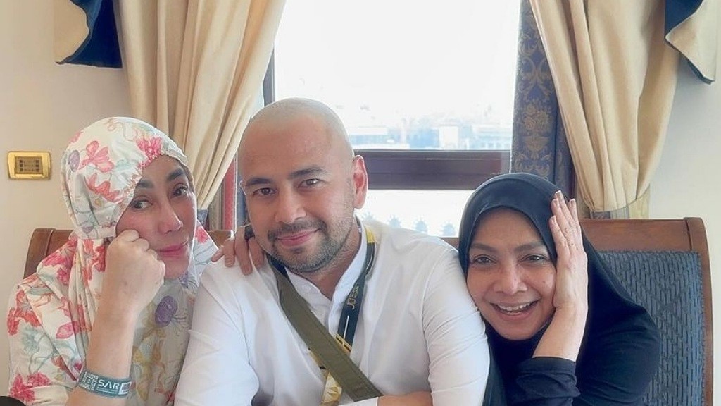 Tampilan Terbaru Raffi Ahmad Botak Plontos saat Tunaikan Ibadah Haji