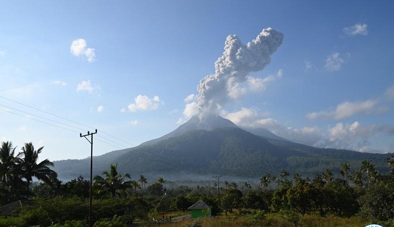 Gunung Lewotobi Laki-laki Erupsi Pagi Ini, Tinggi Letusan 700 Meter di Atas Puncak