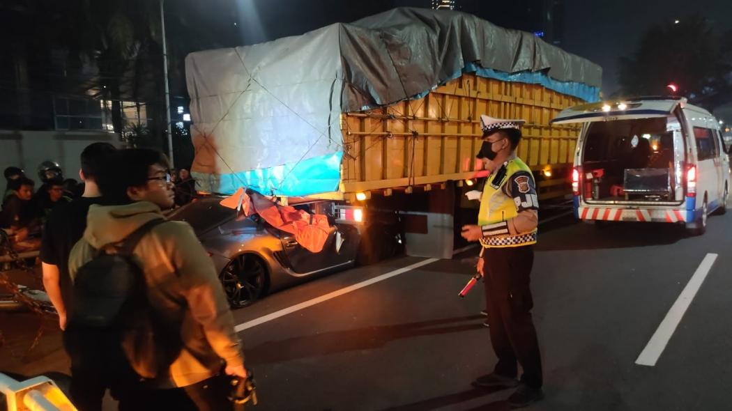 Penampakan Mobil Porsche Tabrak Truk di Tol Dalam Kota, Ringsek di Bagian Depan