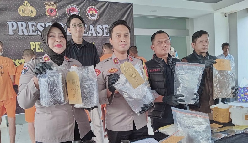 Polisi Bongkar Laboratorium Tembakau Sintetis di Tangsel dan Jakarta, 8 Tersangka Ditangkap