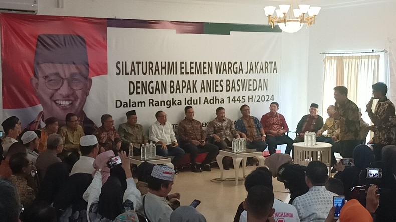 Jelang Pilkada 2024, Anies Silaturahmi dengan Warga di Pasar Minggu Jaksel