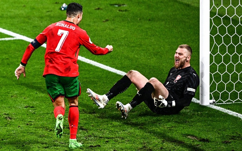 Viral Cristiano Ronaldo Ledek Kiper Republik Ceko dan Peluk Francisco Conceicao