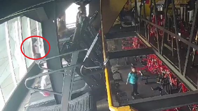 Detik-detik Kengerian Perempuan Tewas Jatuh dari Treadmill, Terpental Keluar Jendela