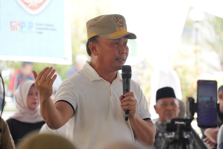 Gubernur Kalteng Buka Pasar Murah dan Serahkan Hewan Kurban