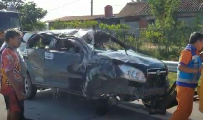 Minibus Terguling di Tol Solo-Ngawi karena Pecah Ban, 1 Tewas 3 Luka-Luka