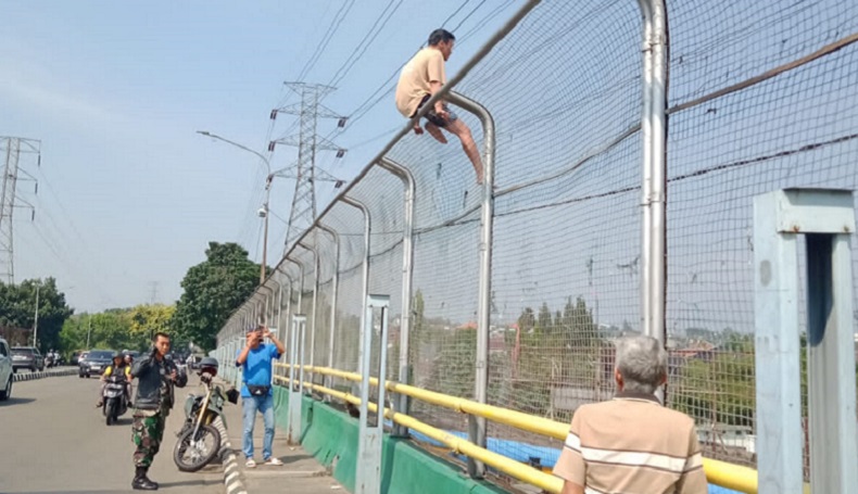 Momen Menegangkan, Babinsa Selamatkan Pria Hendak Bunuh Diri di Jembatan Ceger Bogor