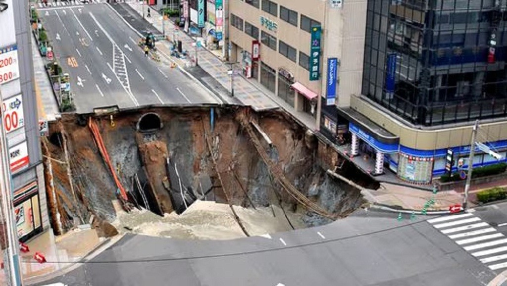 Stasiun Kereta Bawah Tanah di China Runtuh, Bikin Sinkhole di Jalan Raya